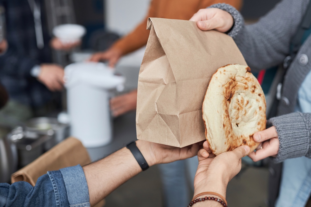 Una volontaria dona cibo