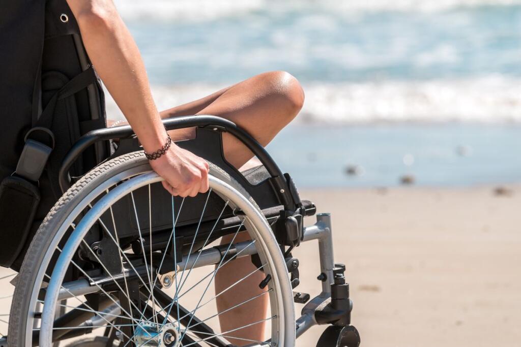 Una persona disabile al mare