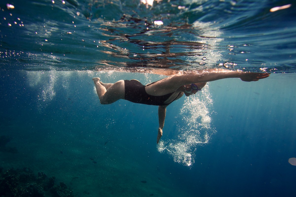 Una donna nuota nell'oceano