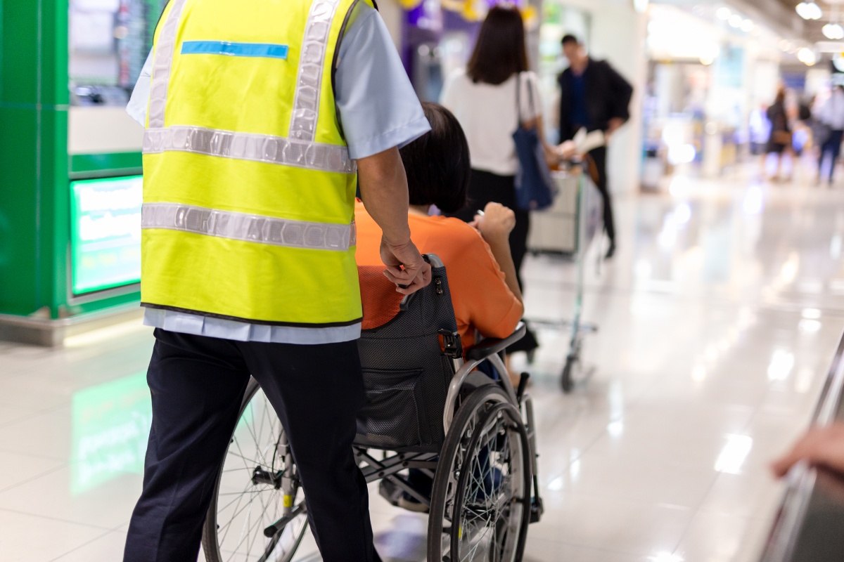 Una persona disabile accompagnata in aeroporto