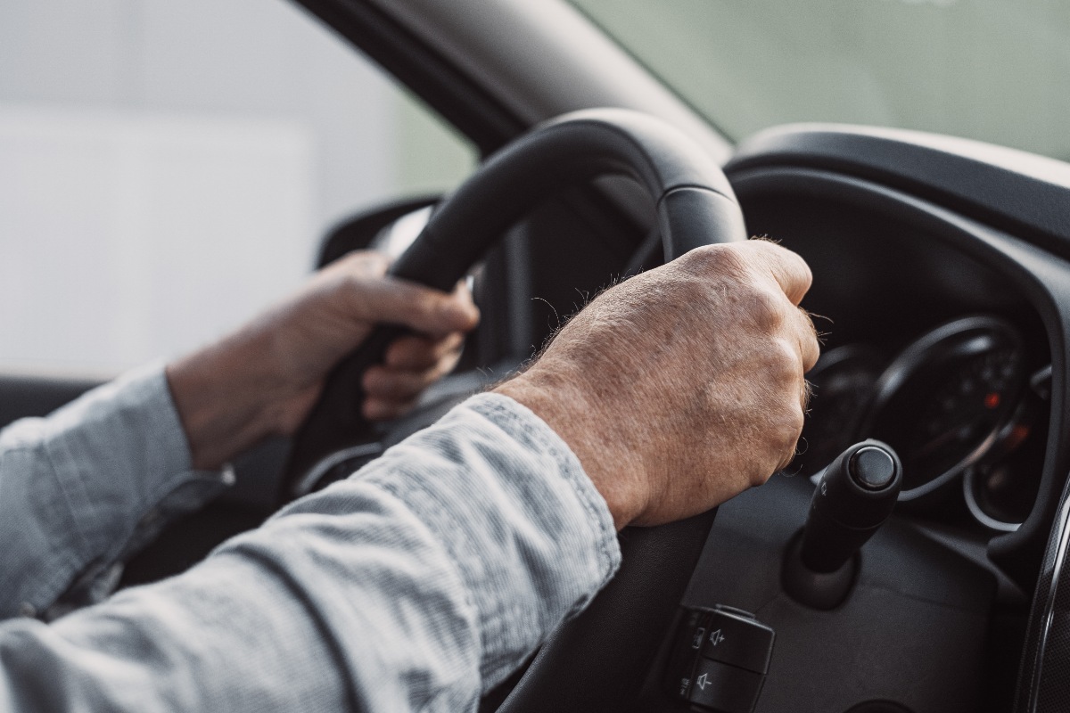 Un anziano al volante della sua auto