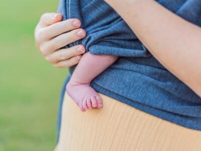 Una mamma con il suo neonato in braccio