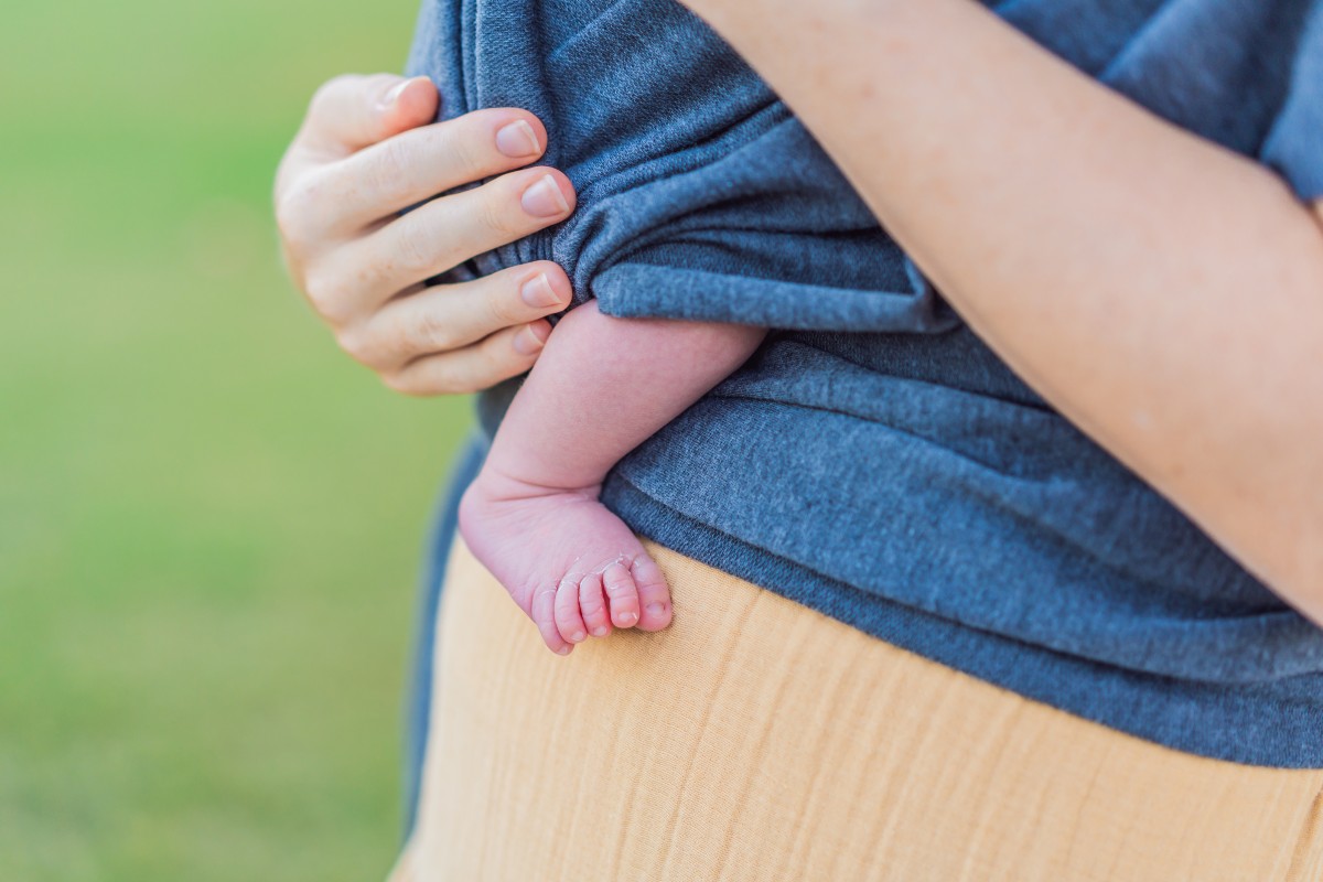 Una mamma con il suo neonato in braccio