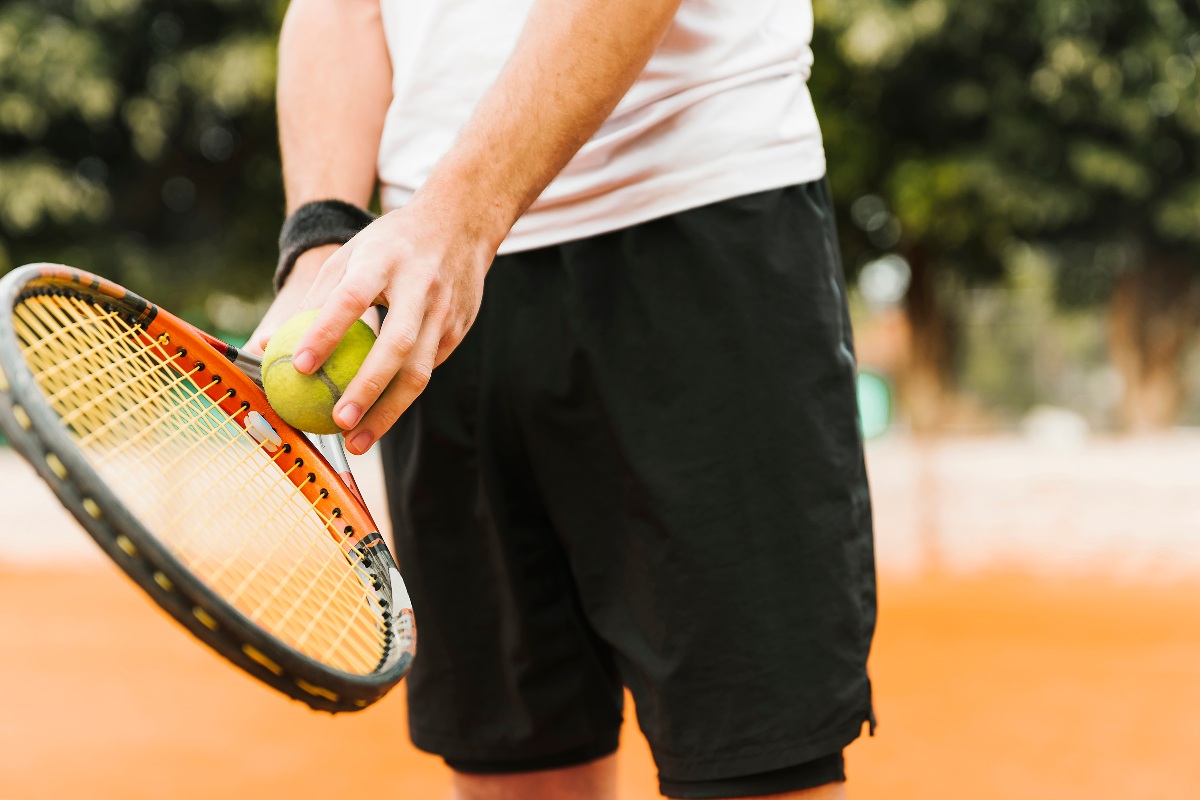 Un giocatore di tennis sta per battere