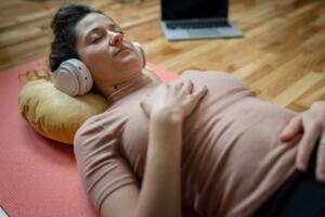 Ragazza ascolta musica