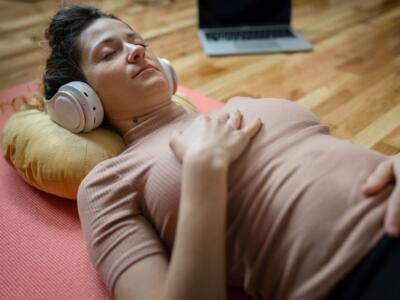 Ragazza ascolta musica