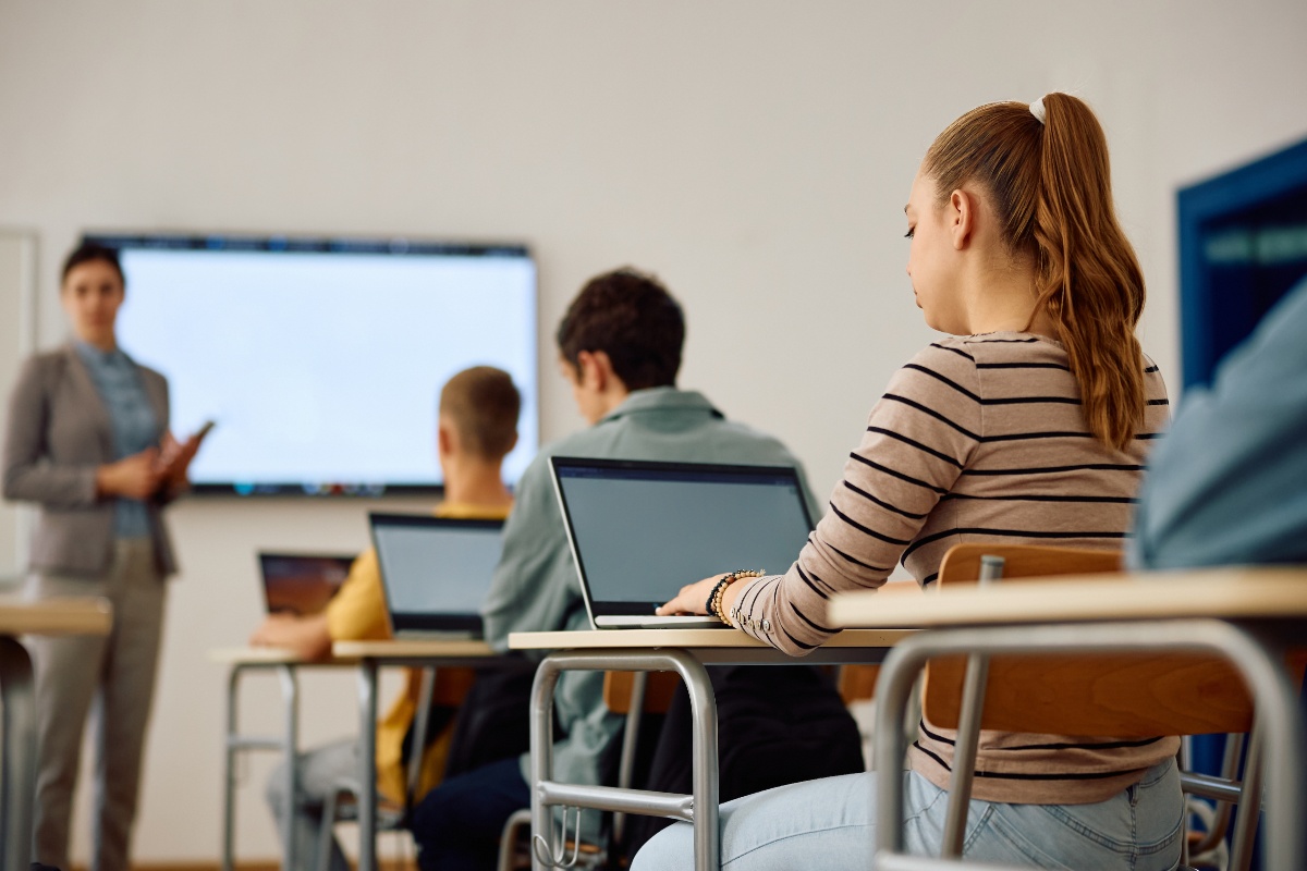 Una lezione a scuola con computer e intelligenza artificiale