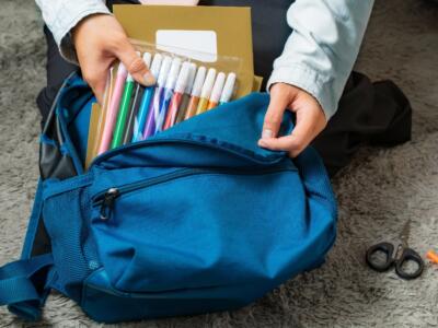 Un bambino prepara lo zaino per andare a scuola