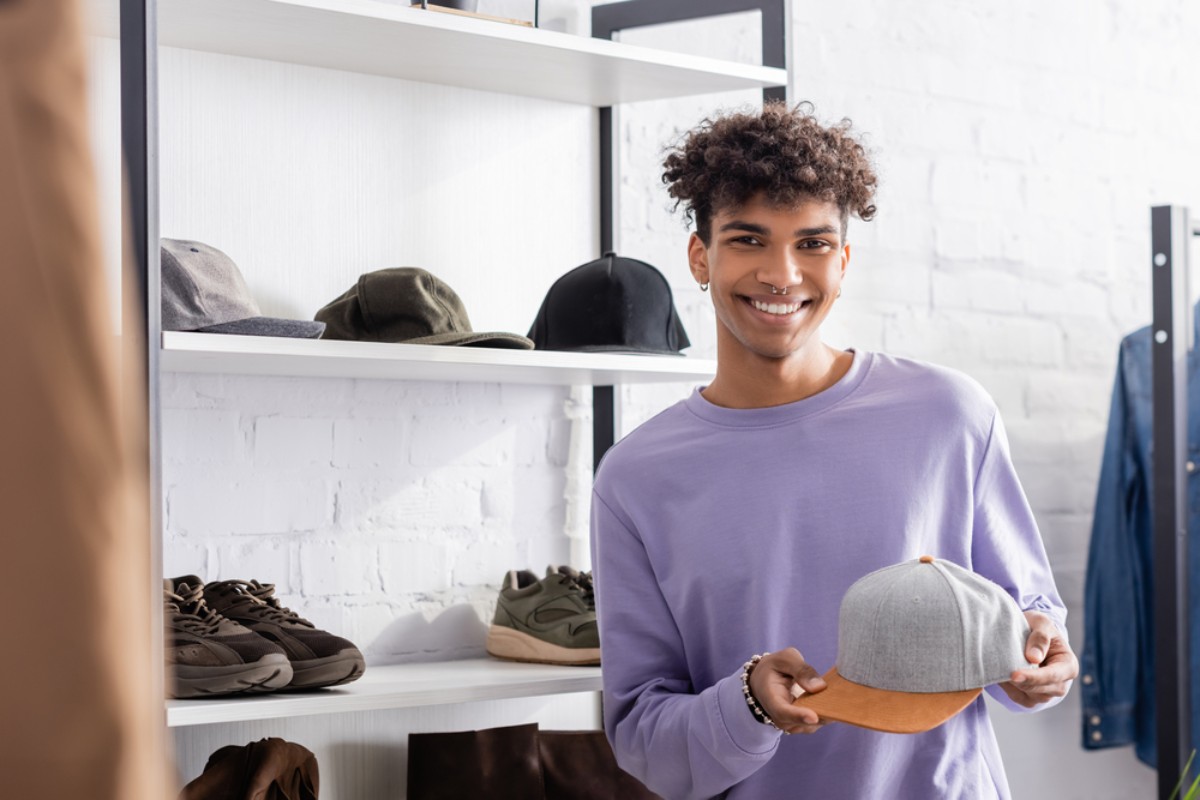 Ragazzo vende cappellino in negozio