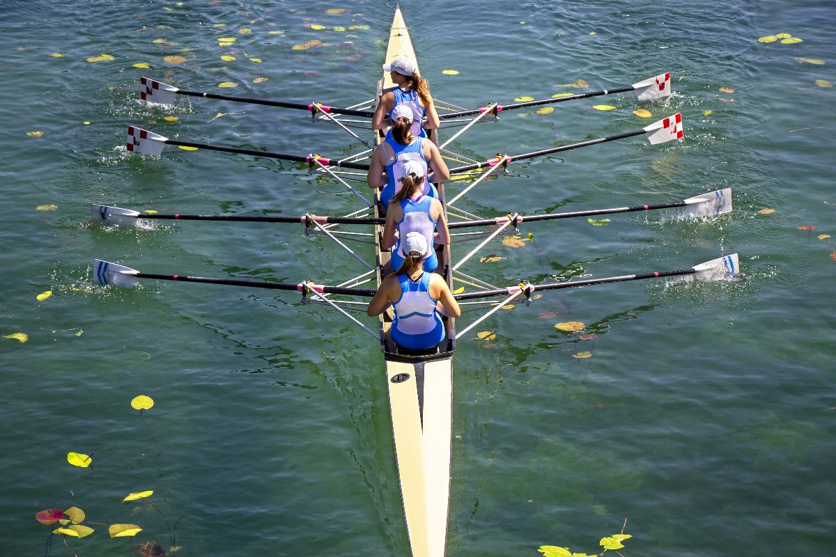 Una squadra di canottaggio in acqua