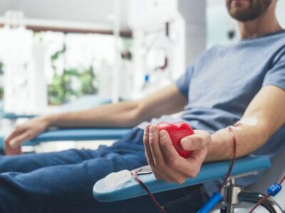 Una persona dona sangue