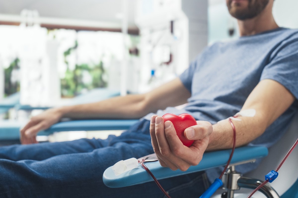 Una persona dona sangue