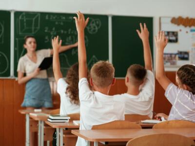 Una classe delle elementari con la maestra