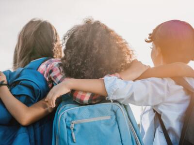 Un gruppo di studenti delle scuole medie si abbraccia