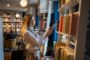 Una donna in una libreria