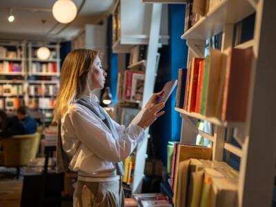 Una donna in una libreria