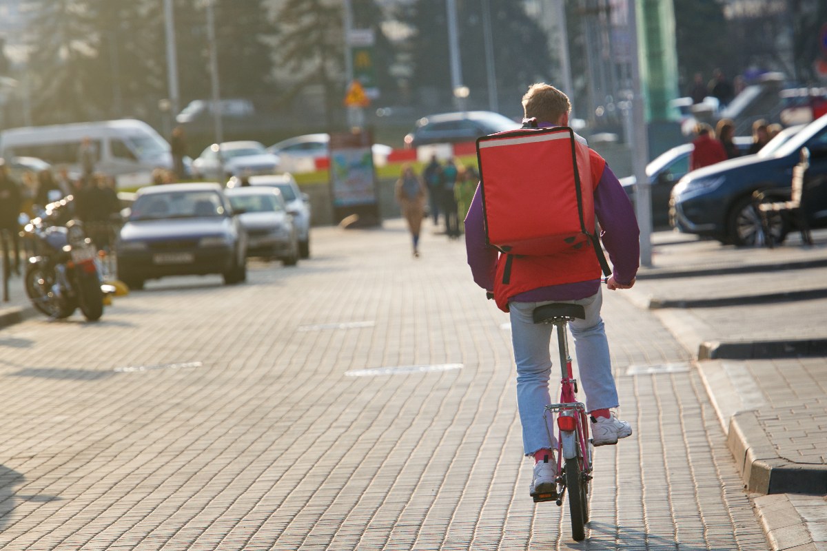 Un rider fa una consegna in bicicletta