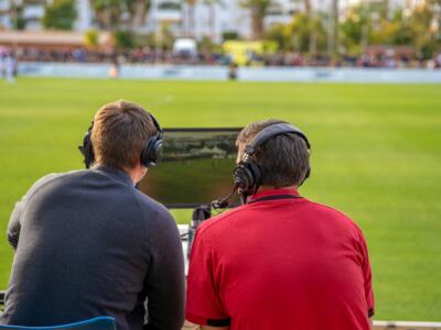 Due telecronisti sul campo per una partita di calcio