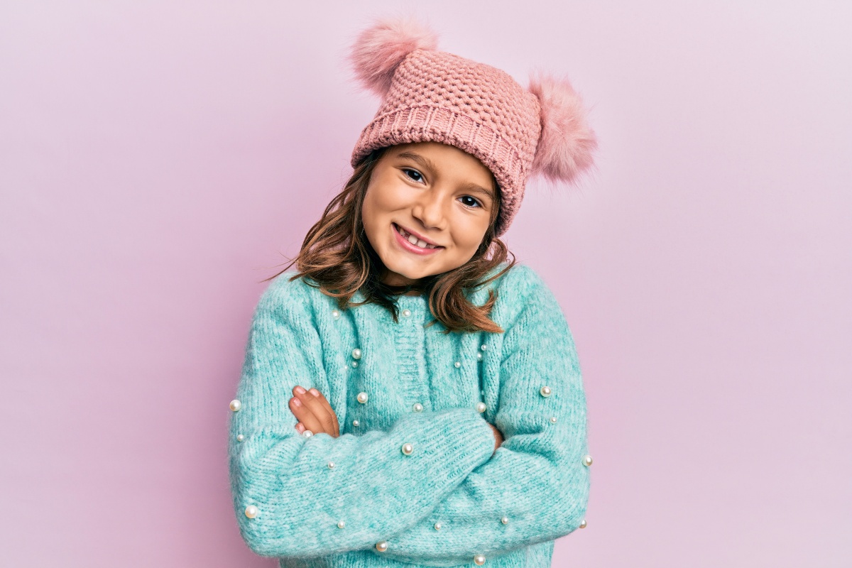 Bambina con cappello e maglione