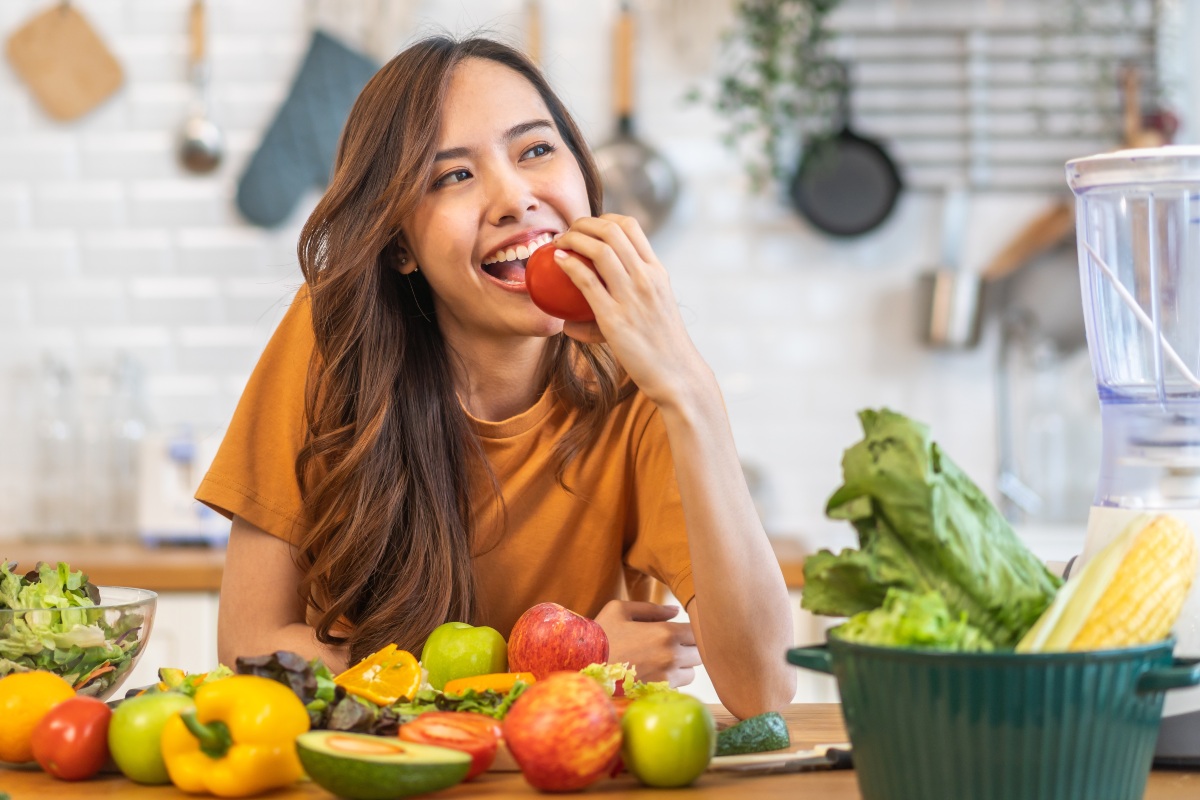 Ragazza mangia cibo sano