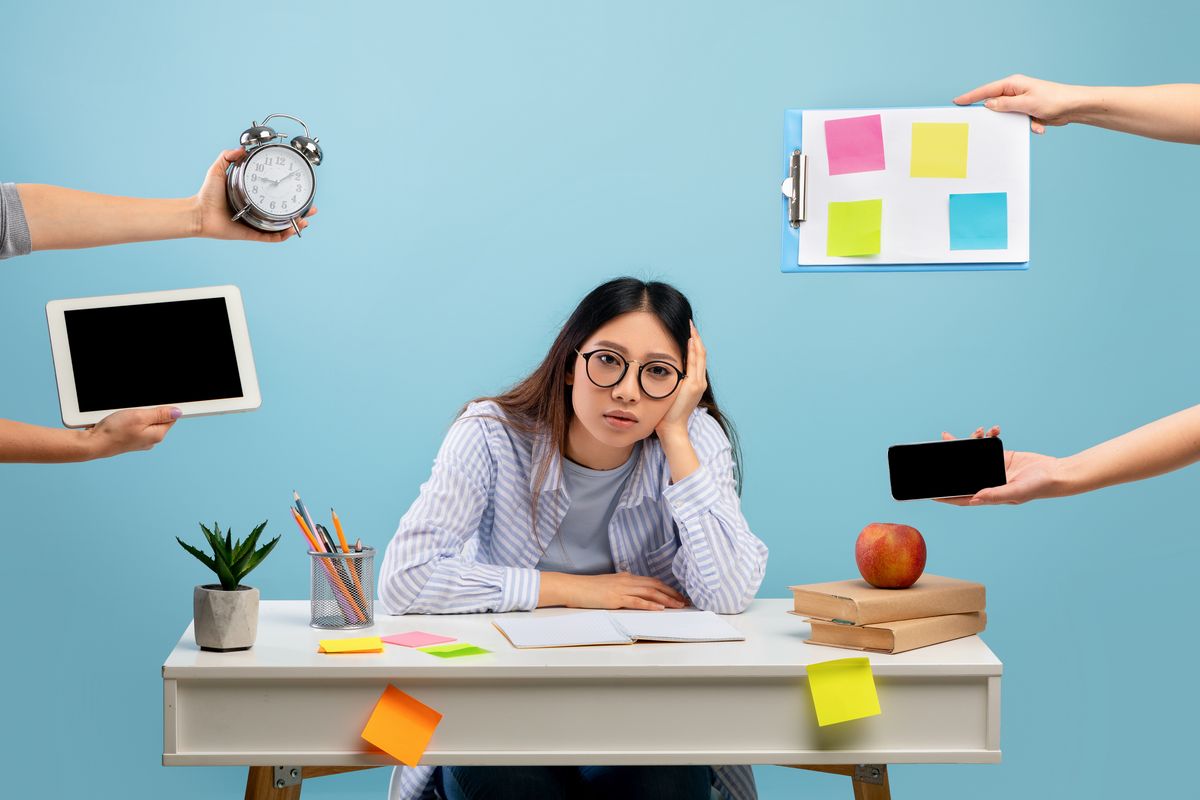 Ragazza stanca a lavoro