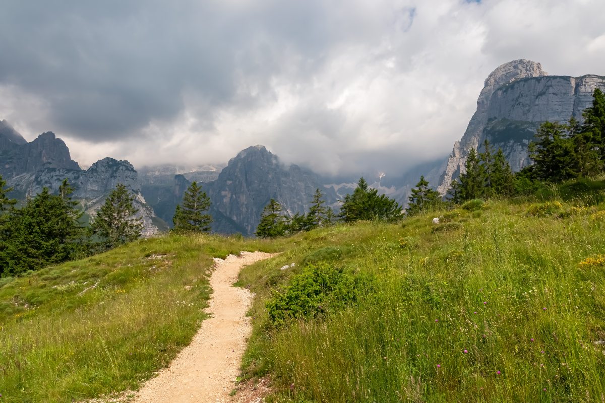 Un sentiero di montagna sulle Dolomiti