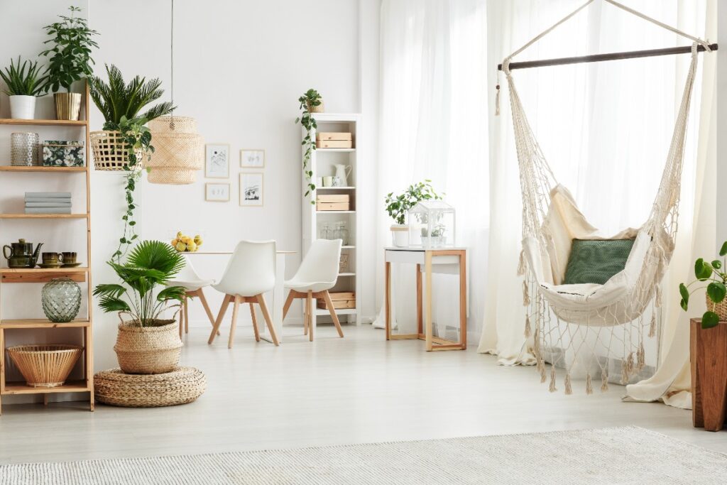 Sala pranzo moderna con amaca da interno