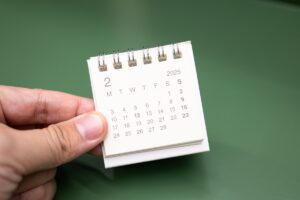 Una mano tiene un calendario nel mese di febbraio