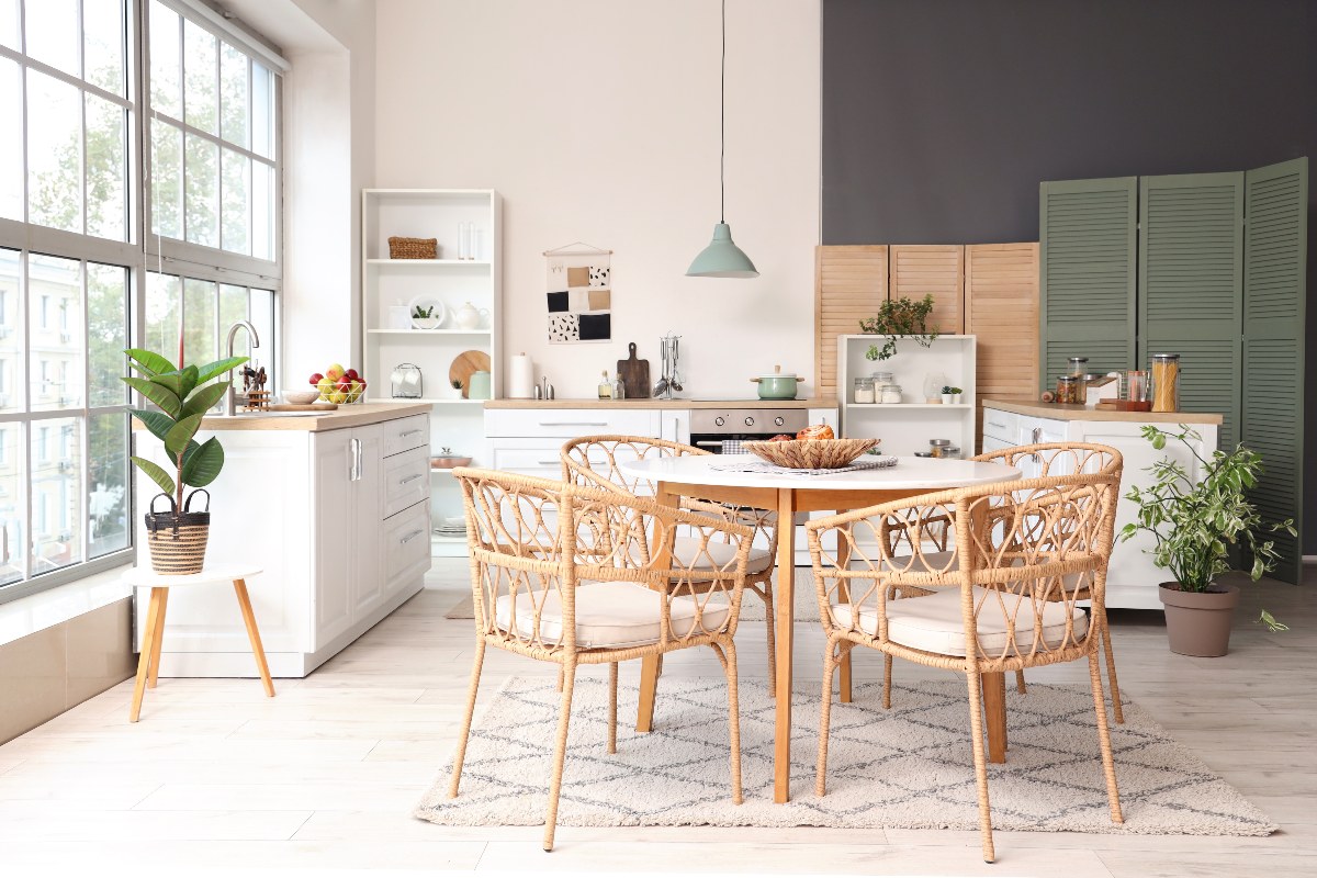 Sala da pranzo moderna con arredi bianchi e in legno