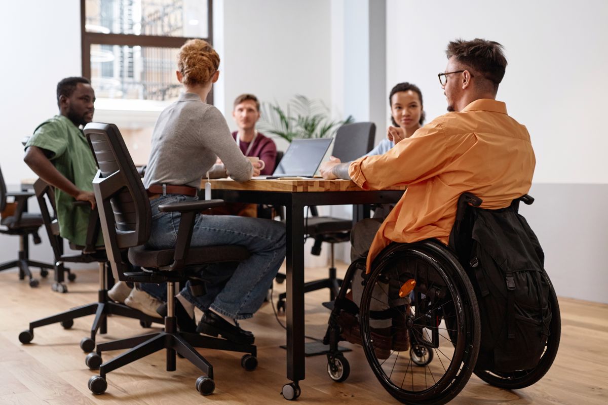 Un meeting di lavoro con una persona con disabilità