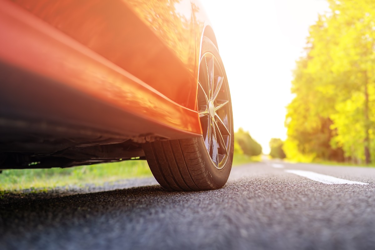 Gomma di un’auto a contatto con il calore dell’asfalto in estate