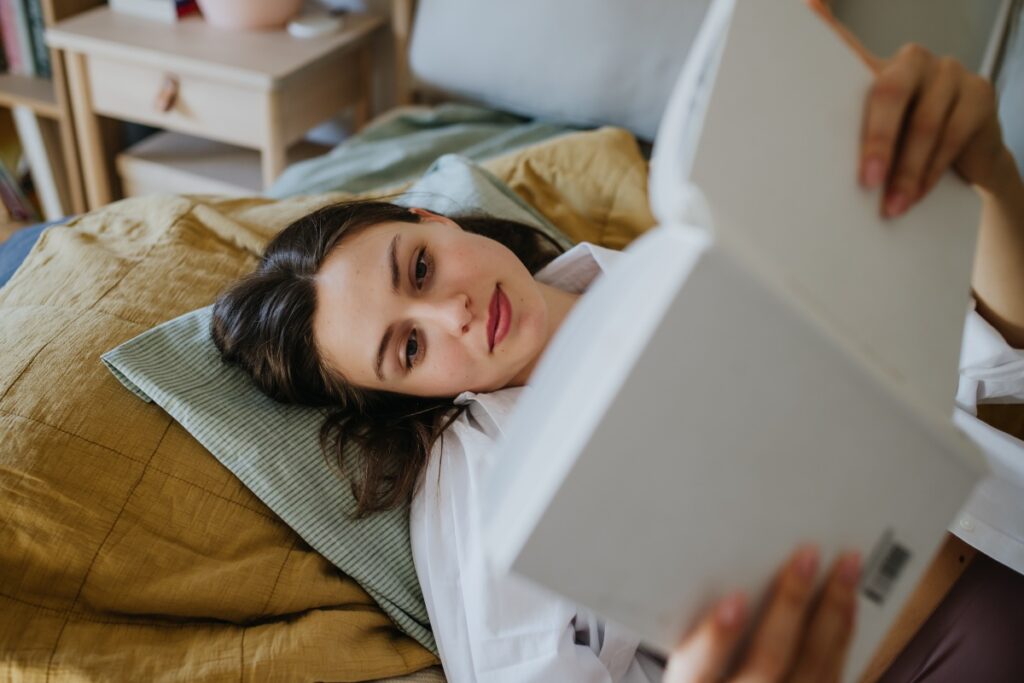 Ragazza che legge libro