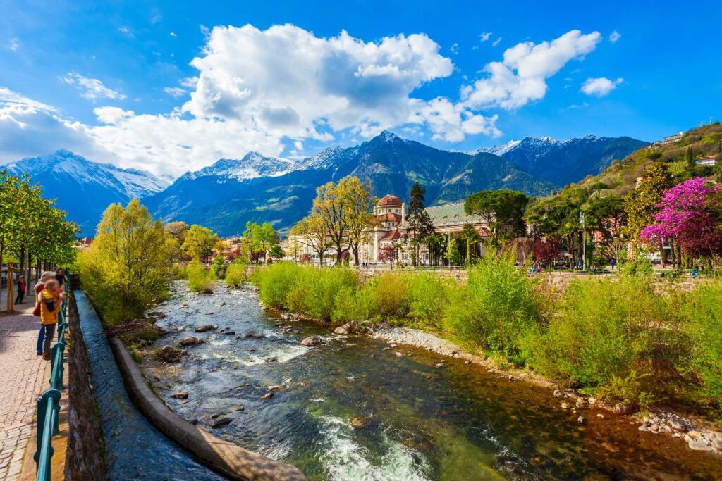 Merano incorniciata dalle montagne e attraversata dal fiume, in Trentino-Alto Adige.