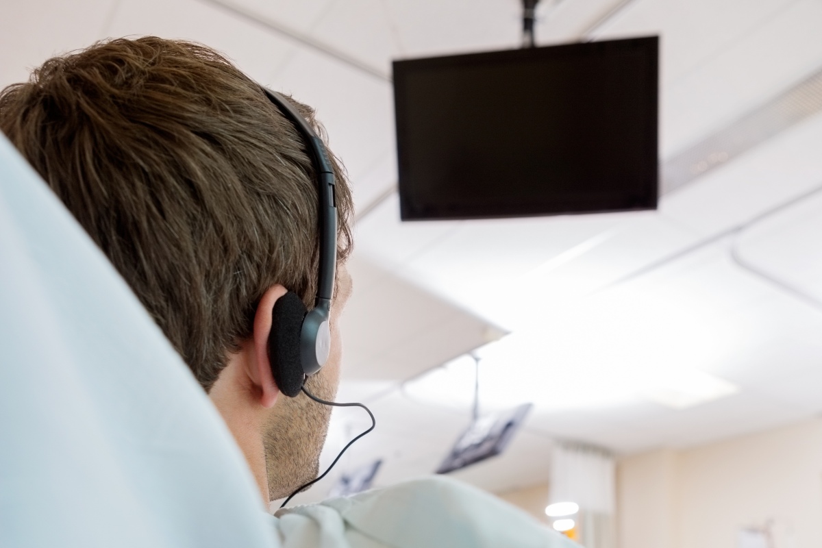 Il paziente di un hospice ascolta la musica in cuffia