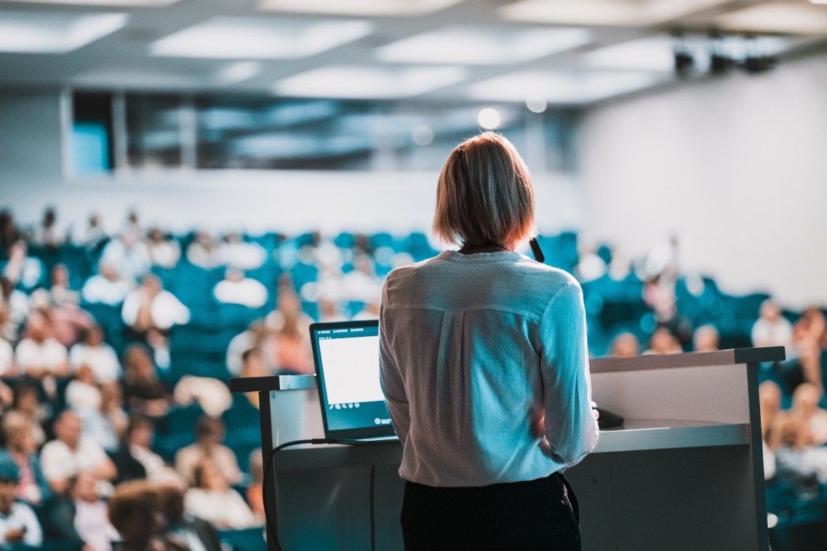 Una docente universitaria durante una lezione
