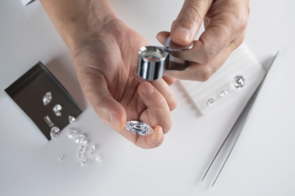Valutazione della qualità e del valore di diamanti con strumento professionale.