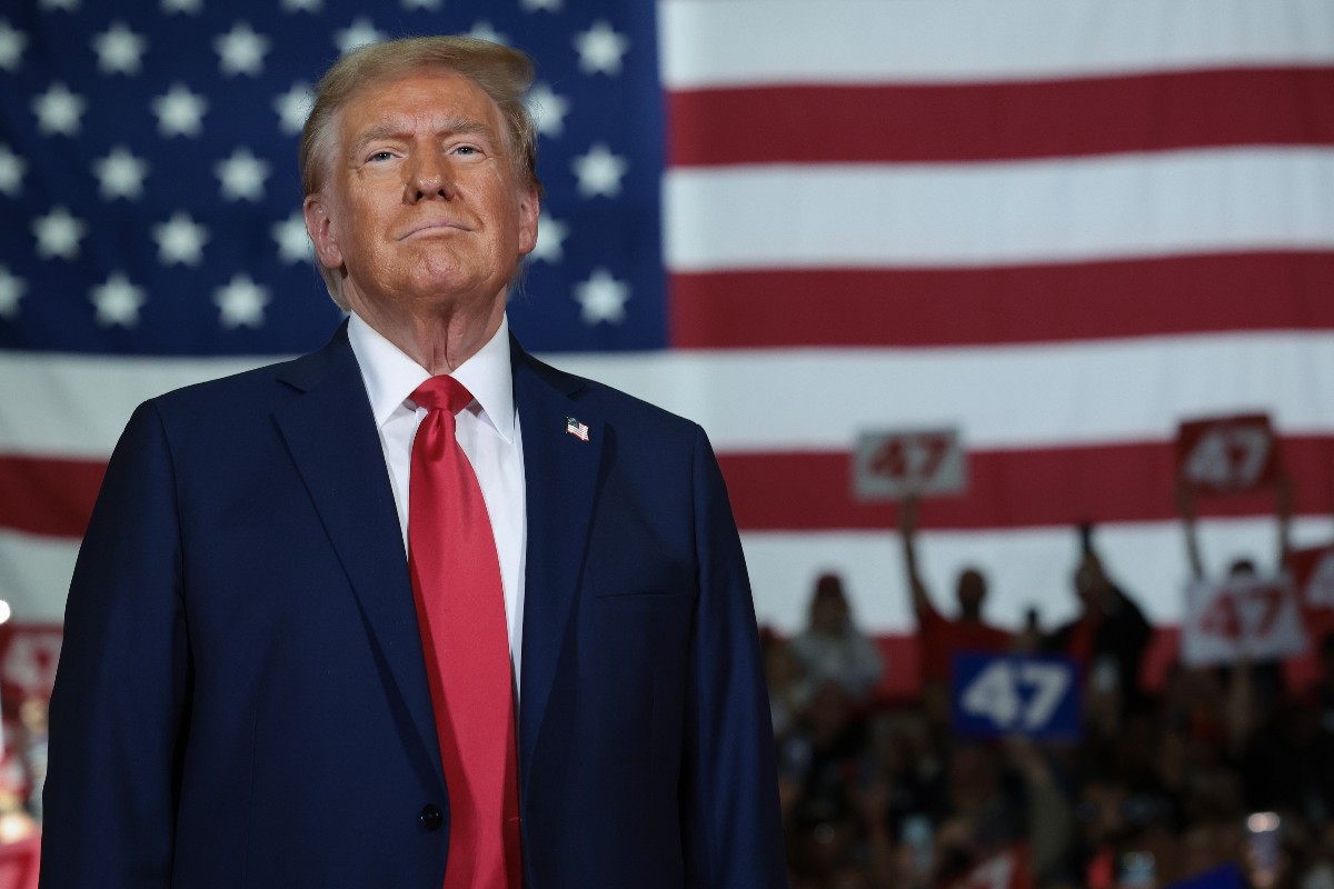 Donald Trump sale sul palco durante un evento elettorale al centro congressi di Lancaster County