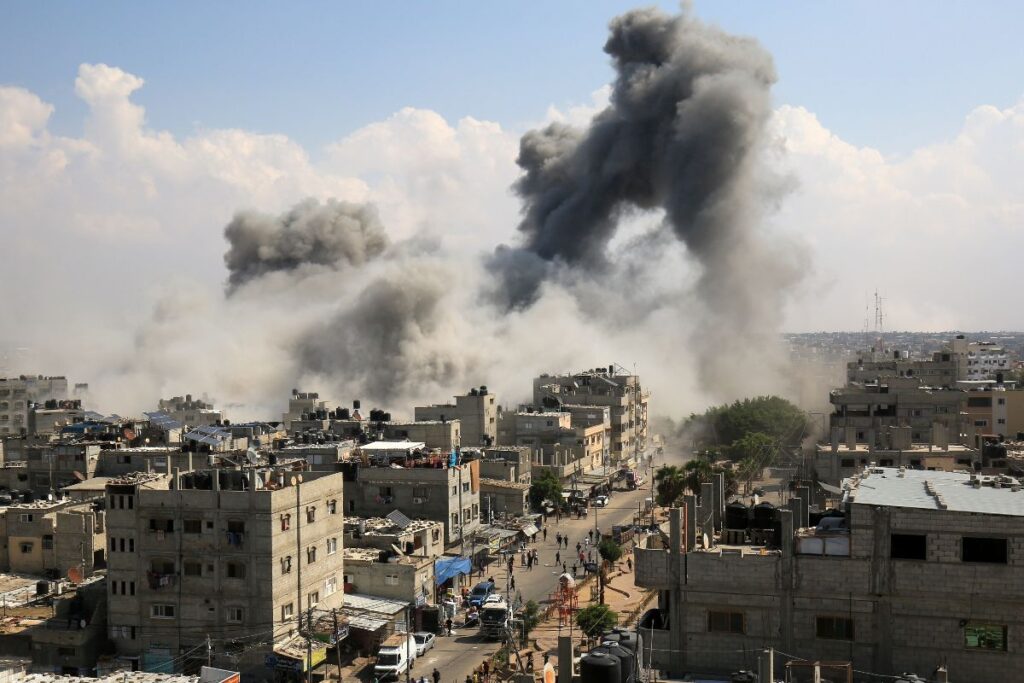 Colonne di fumo si alzano dopo i raid aerei israeliani su Rafah, nel sud di Gaza