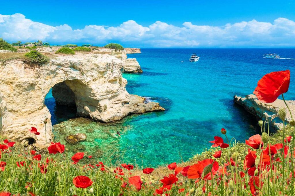 Scorcio marino con i faraglioni di Sant'Andrea, Salento, Puglia