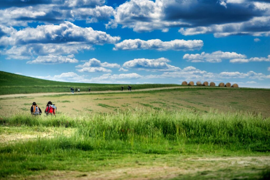 Due camminatrici in Toscana lungo la Via Francigena