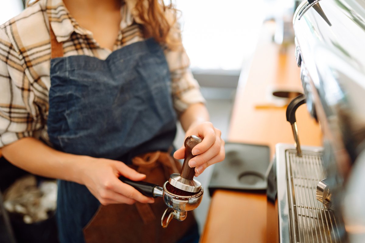 Una barista fa un caffè