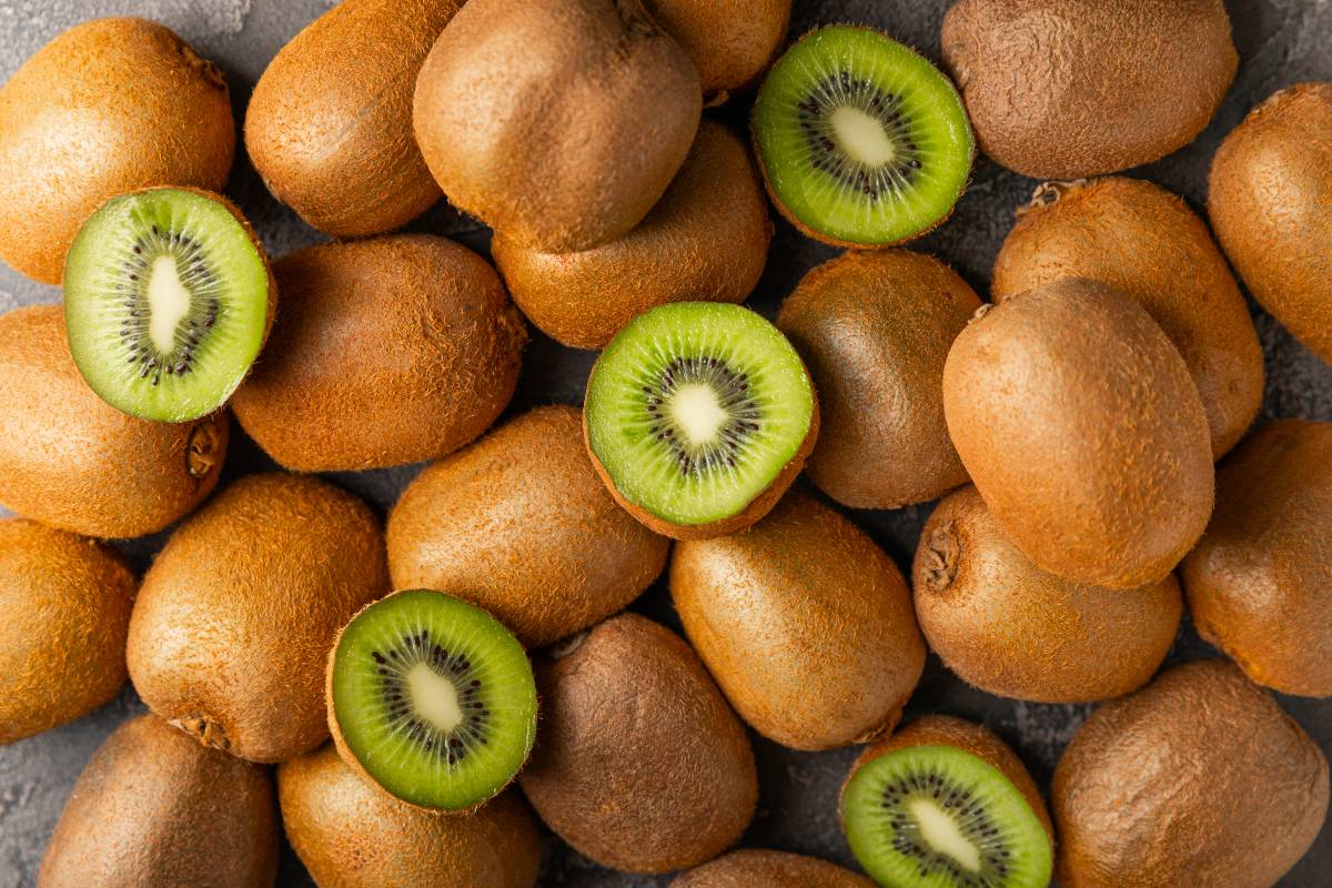 Kiwi ben maturi sistemati su un tavolo