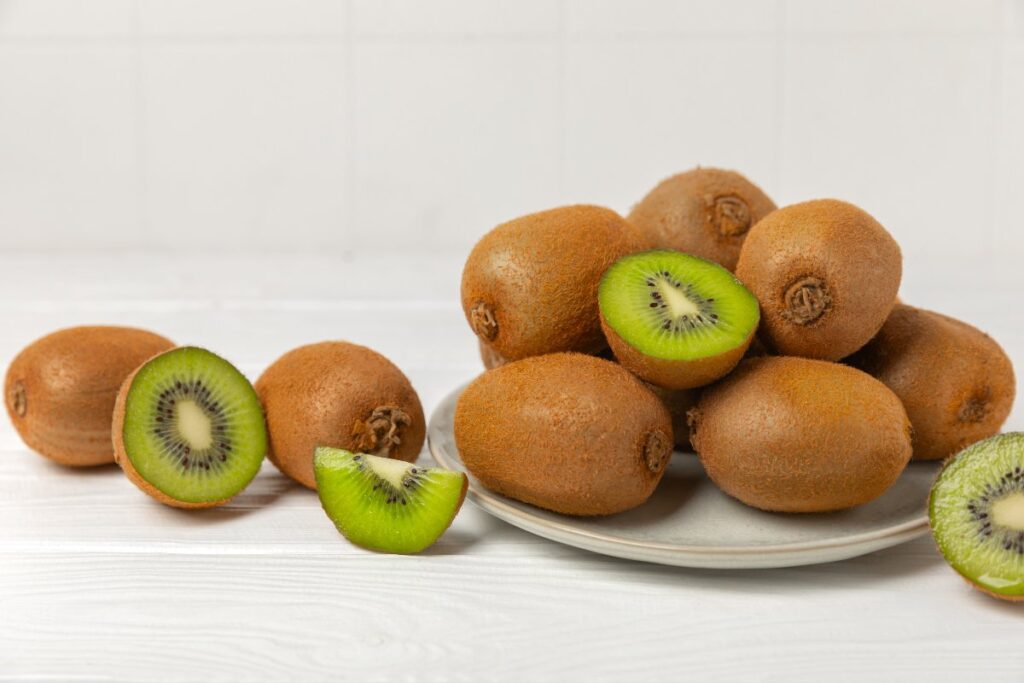 Kiwi maturi sistemati su un piatto
