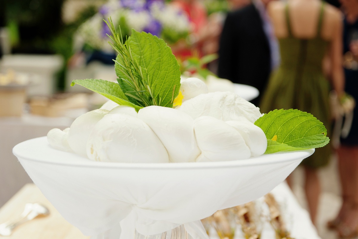 Un piatto di mozzarelle di bufala campane