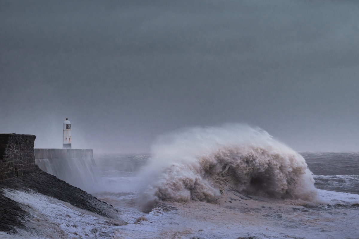 Mare in burrasca con onde violente