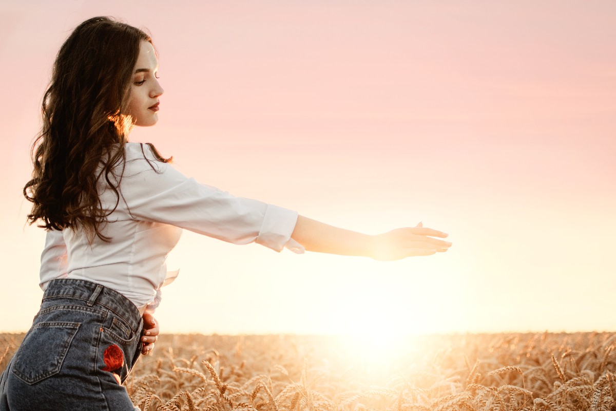 Ragazza accoglie solstizio d'estate