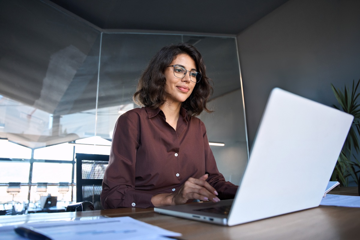 Giovane donna al computer in ufficio