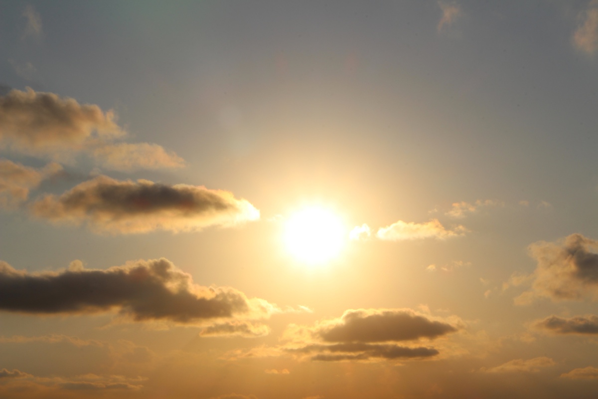 Cielo sereno con sole