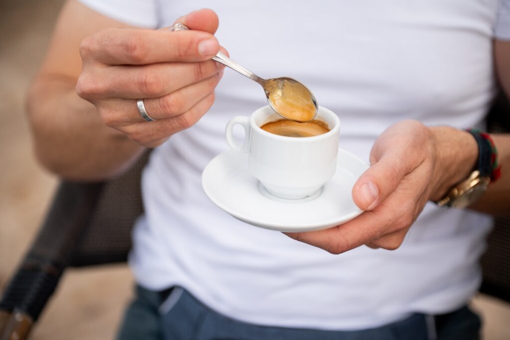 Tazzina con caffè espresso appena servito