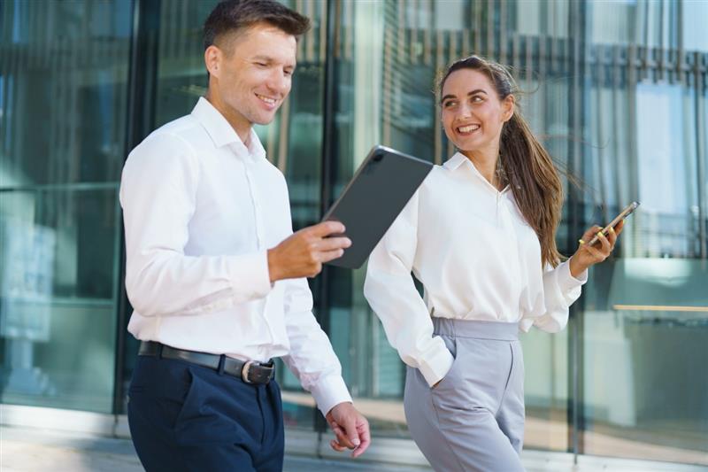 Uomo e donna con smartphone e tablet